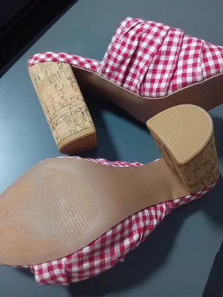 Zapatos de tacón a cuadros rojos y blancos