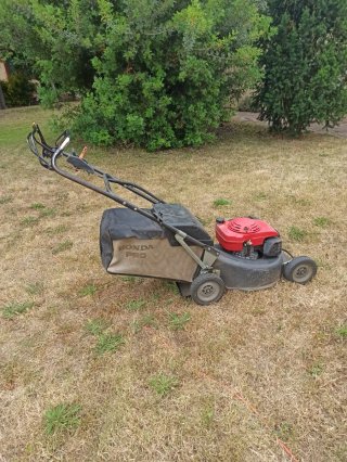 Segadora de gespa marca Honda.
