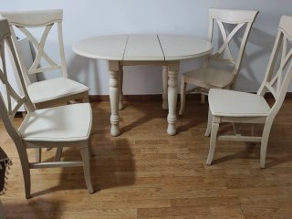 Mesa y 4 Sillas de Madera