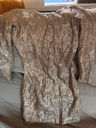 Vestido de lentejuelas dorado y plateado