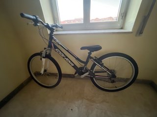 Bicicleta CONDA negra y rosa