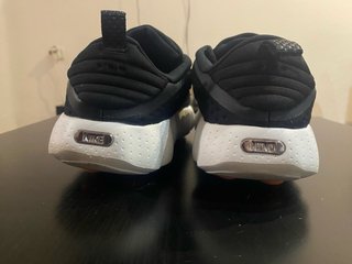 Nike Min 002 Zapatillas Negras y Blancas