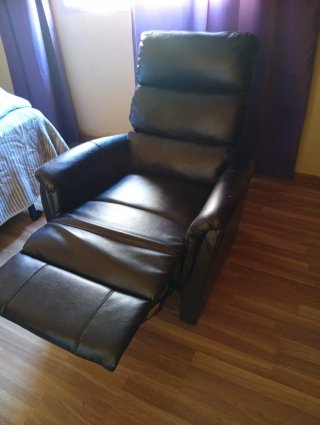 Sillón reclinable de piel negro