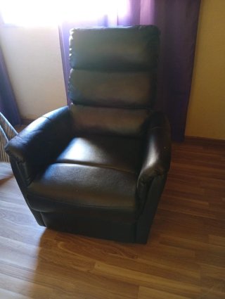 Sillón reclinable de piel negro
