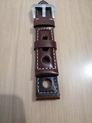 Correa de cuero para reloj con hebilla