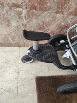 Carrito de bebé con patinete