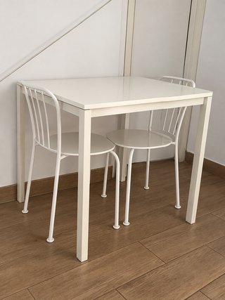 Mesa y 2 Sillas Blancas