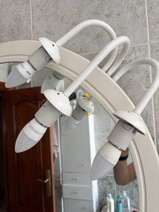 Espejo de baño con marco de madera