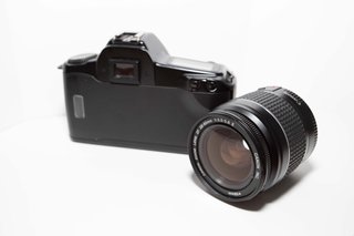 Canon EOS 1000 con objetivo 28-80mm