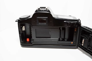 Canon EOS 1000 con objetivo 28-80mm