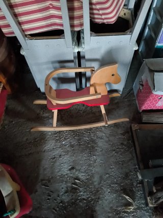 Caballo balancín de madera