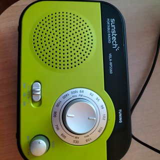 Radio SUNSTECH VELA-RPS560 AM/FM – Como nueva