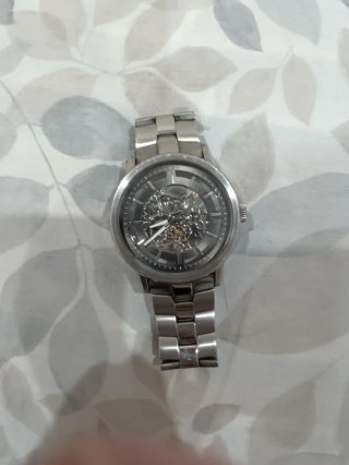 Reloj plateado esqueleto automático