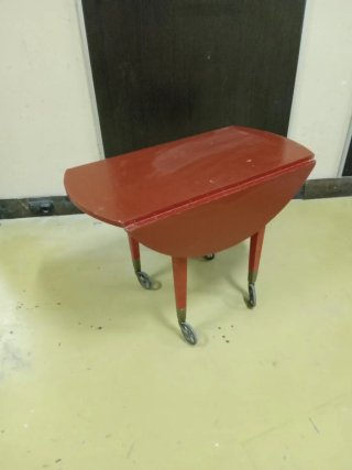 Mesa plegable roja con ruedas