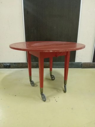 Mesa plegable roja con ruedas