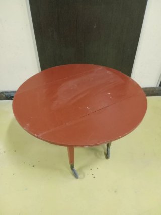 Mesa plegable roja con ruedas