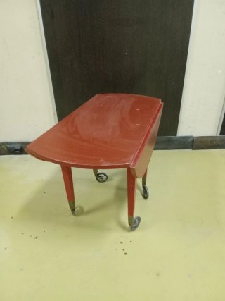 Mesa plegable roja con ruedas