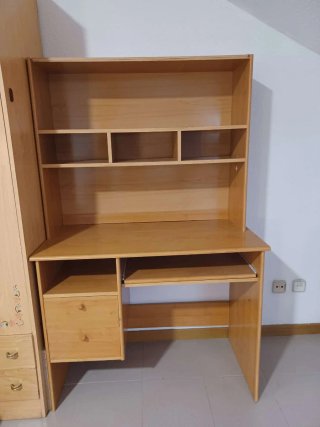 Escritorio de madera con altillo
