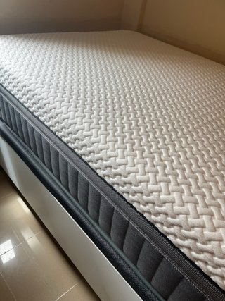 Cama con colchón de 105x200.