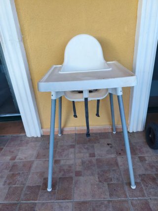 Trona infantil de plástico blanca