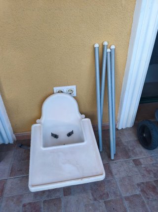 Trona infantil de plástico blanca