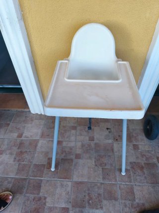 Trona infantil de plástico blanca