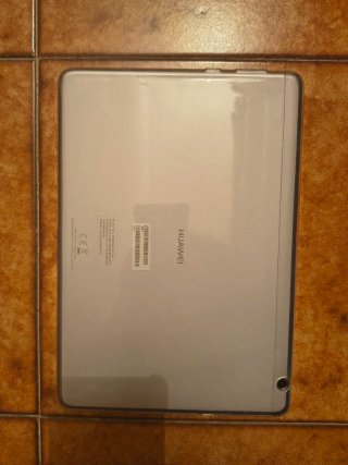 Huawei Tablet MediaPad T3 10 con accessori