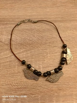 Collar artesanal con cuentas y colgantes
