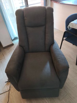 Sillón elevable gris tela