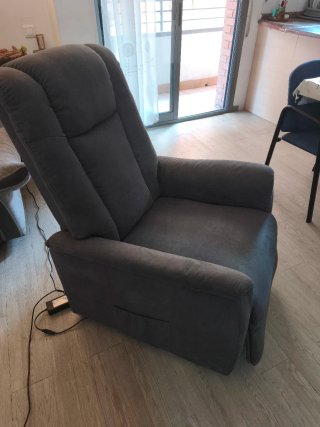 Sillón elevable gris tela