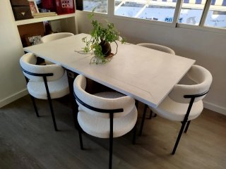 Mesa de comedor de madera