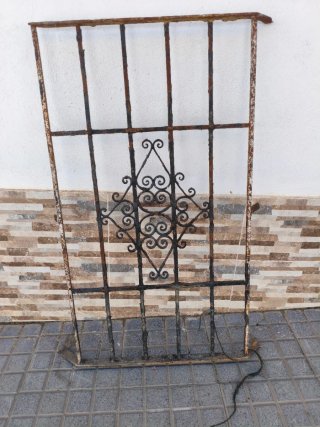 Reja antigua de forja decorativa.1.30 alx73 ancho