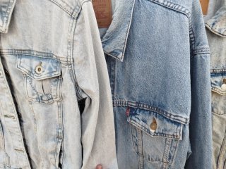 Giacche in denim di varie taglie e marche