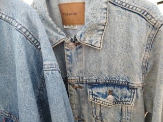 Giacche in denim di varie taglie e marche