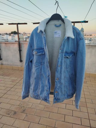 Giacche in denim di varie taglie e marche
