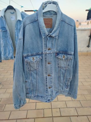 Giacche in denim di varie taglie e marche