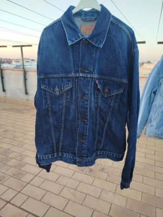 Giacche in denim di varie taglie e marche