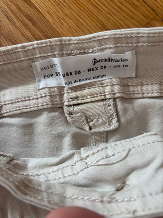 Pantalón beige acampanado tiro alto Stradivarius