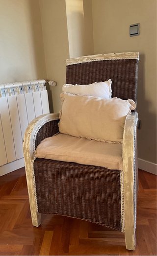 Sofá de mimbre y madera en buen estado