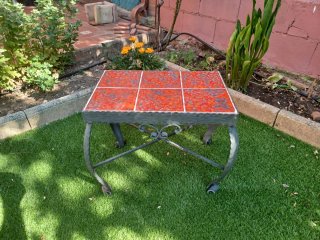 Mesa auxiliar con azulejos naranjas