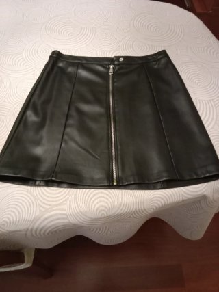 Falda polipiel corta cremallera frontal T.38-40