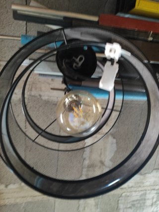 Lámpara de mesa metálica y cristal