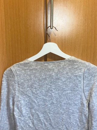 Cárdigan de punto gris con lentejuelas