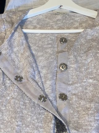 Cárdigan de punto gris con lentejuelas
