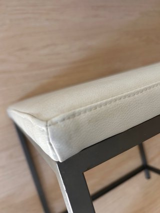 Banco de piel y metal beige/gris
