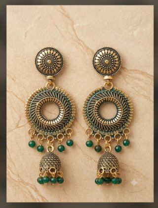 Pendientes dorados con detalles verdes