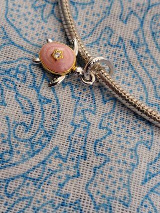 Charm Tortuga Marina Rosa y Dorada