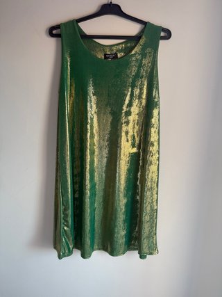 Vestido verde brillante con detalles dorados