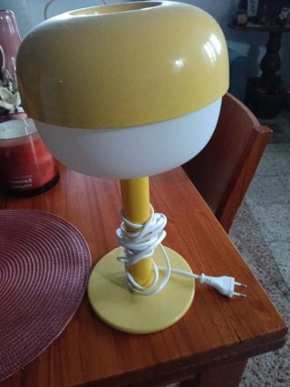 Lámpara de mesa amarilla y blanca