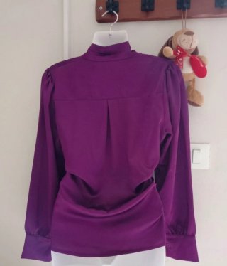 Camicia con fiocco viola e grigia
